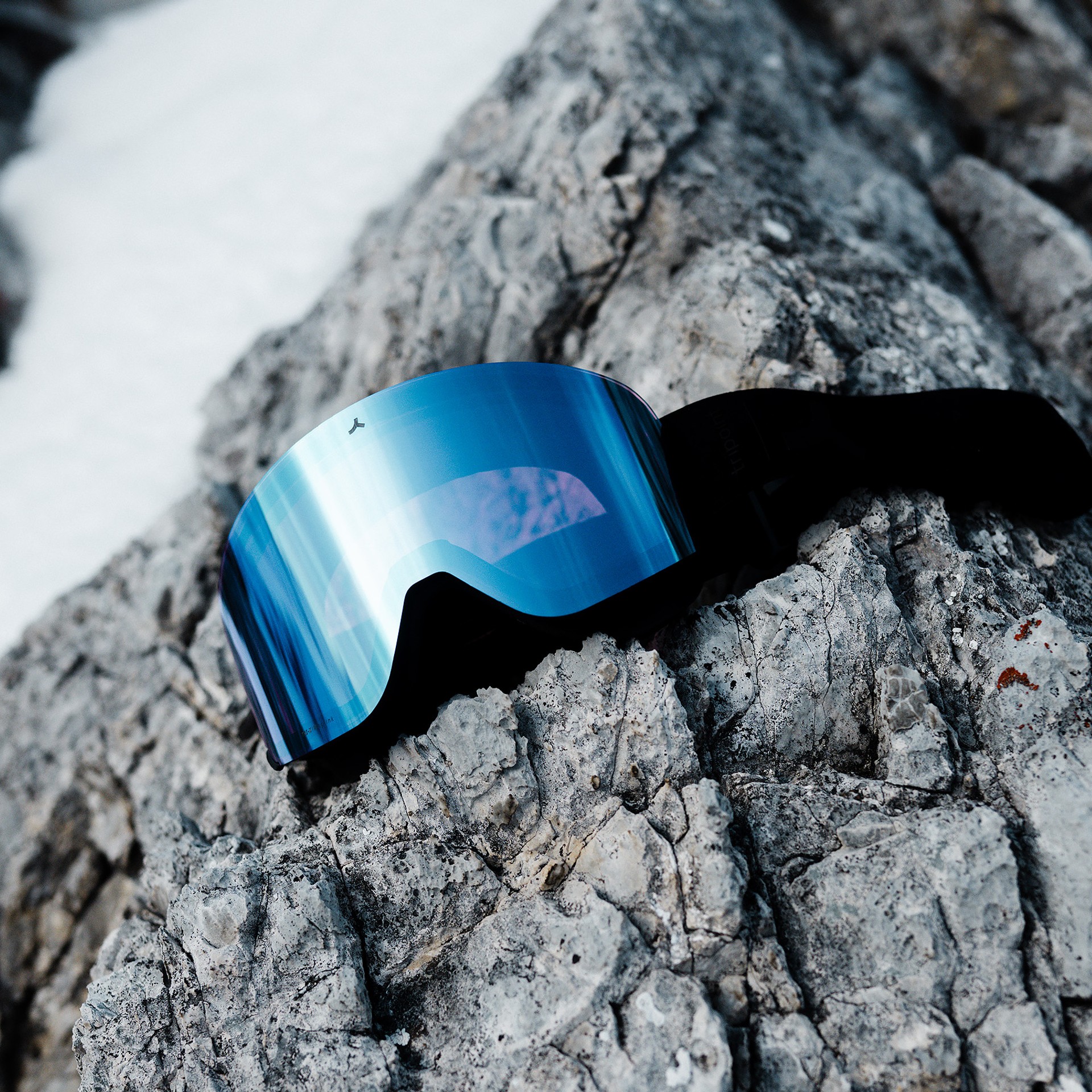 111 Indira Col Magnet Matt black / Brown Blue Multi - Tripoint