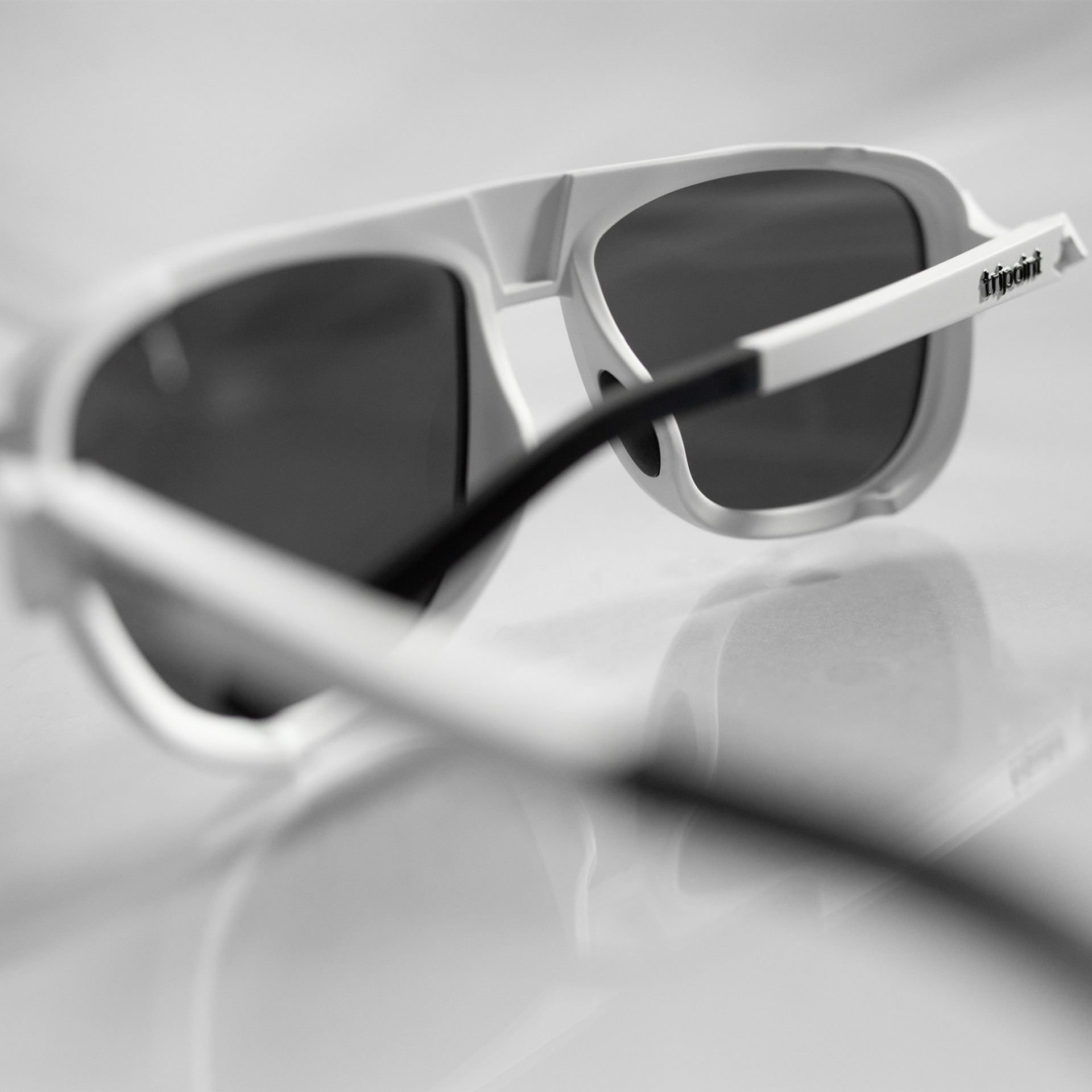 010 Visviri Matt White / Smoke Blue Multi - Tripoint